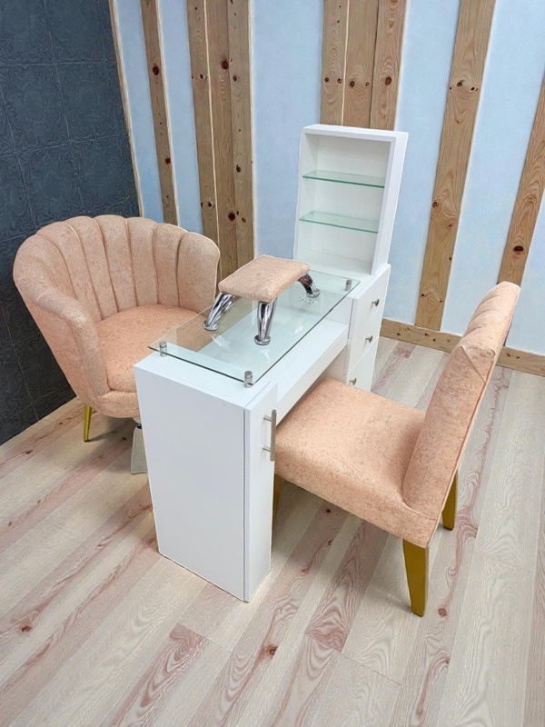 Mesa de manicura con silla concha